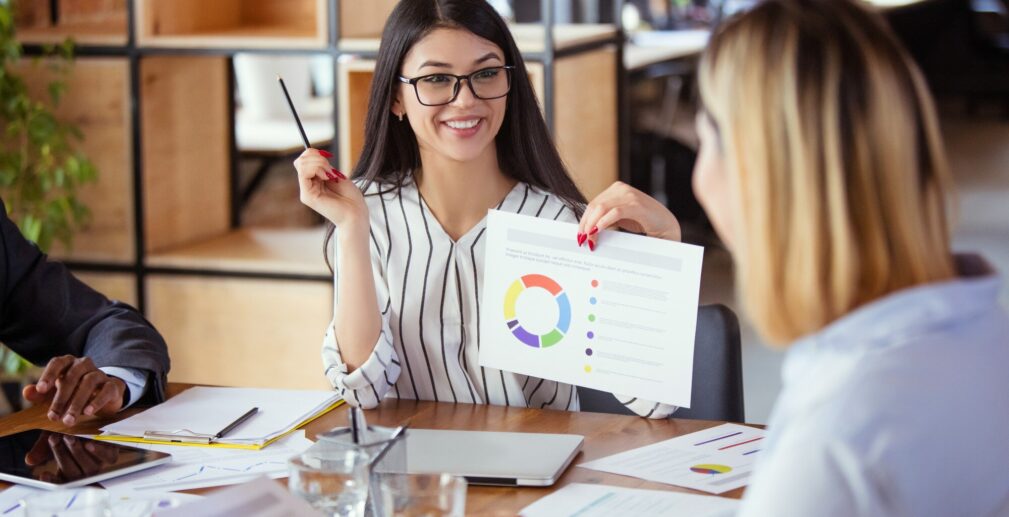 grupo-diverso-companeros-trabajo-que-tienen-discusion-informal-oficina_155003-27405