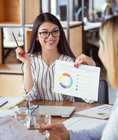 grupo-diverso-companeros-trabajo-que-tienen-discusion-informal-oficina_155003-27405