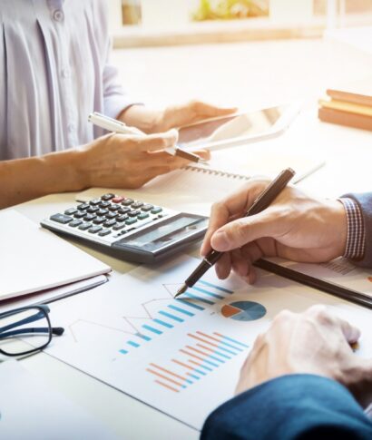 hombre-negocios-financiero-inspector-secretaria-haciendo-informe-calculo-o-comprobacion-balance-inspector-servicio-rentas-internas-revisando-documento-concepto-auditoria_1423-128